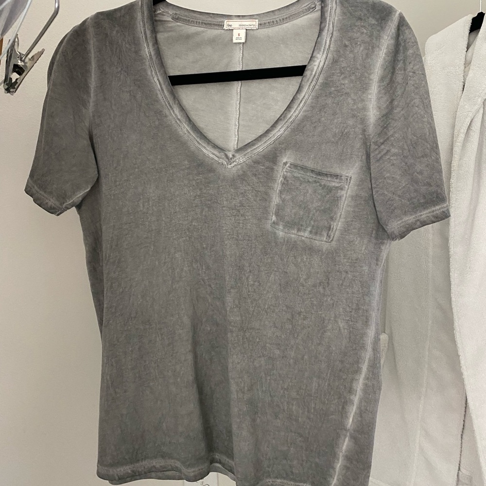 Like New, Gap tshirt, v neck, cool heathered material